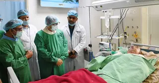 আহত চীনা নাগরিক জেংলিং হংকে দেখতে বার্ন ইনস্টিটিউটে স্বাস্থ্যমন্ত্রী